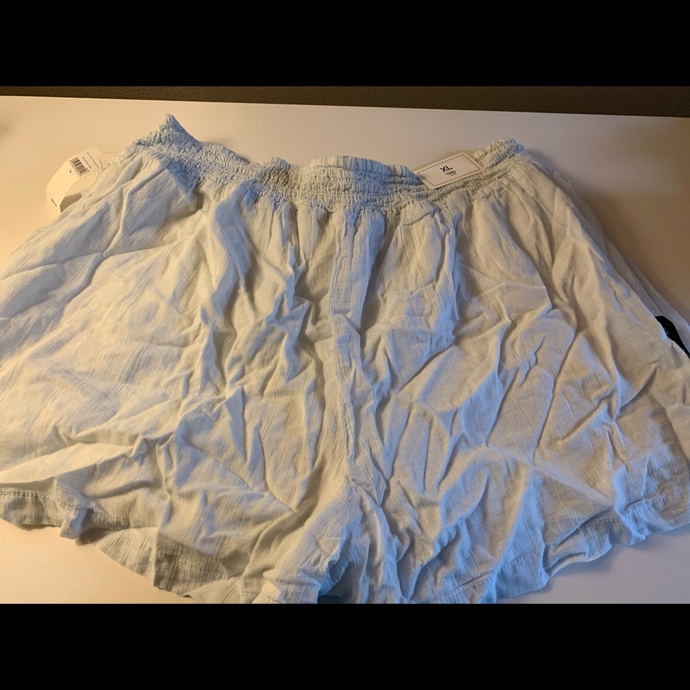 Gap. Brand  new white xl shorts!!